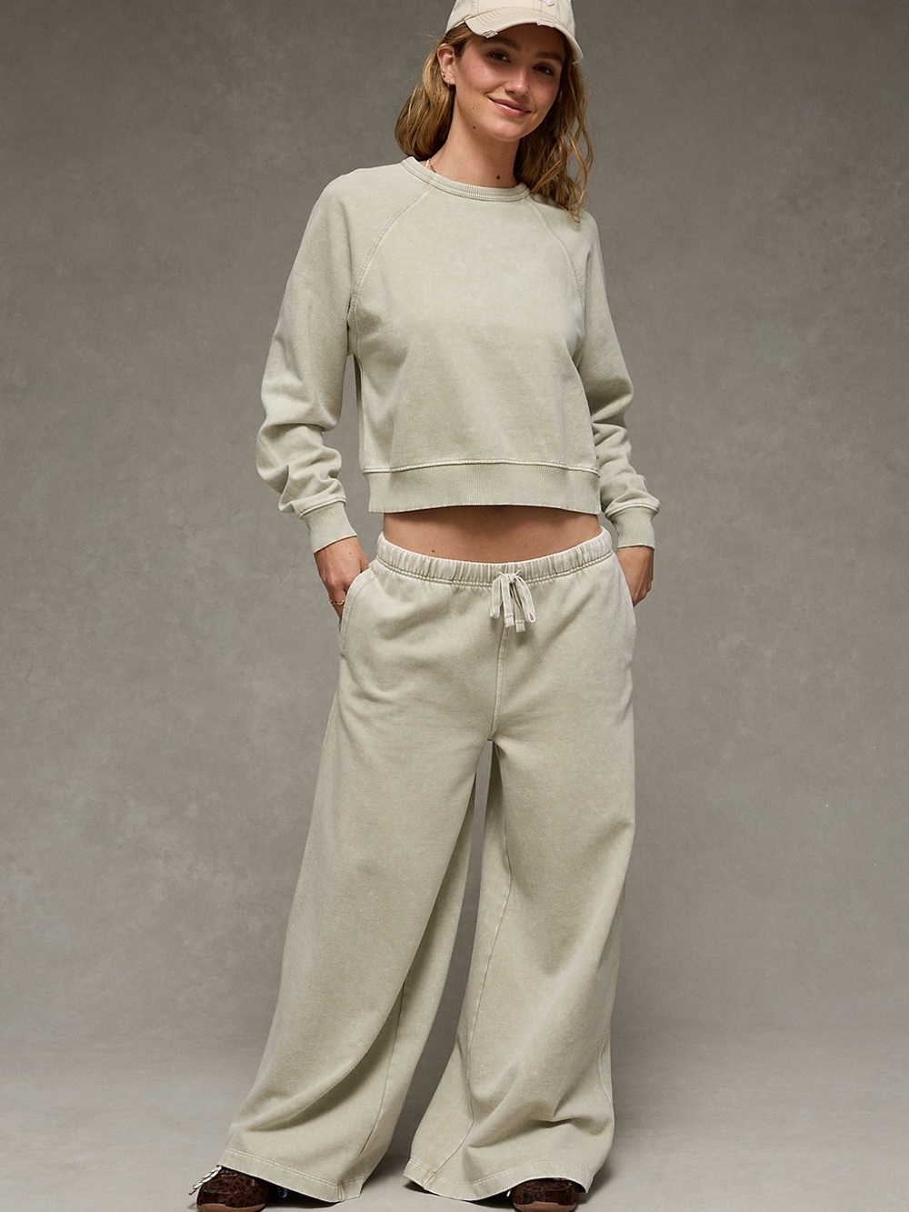 Women's Wide-Leg Pants & cropped sweatshirt